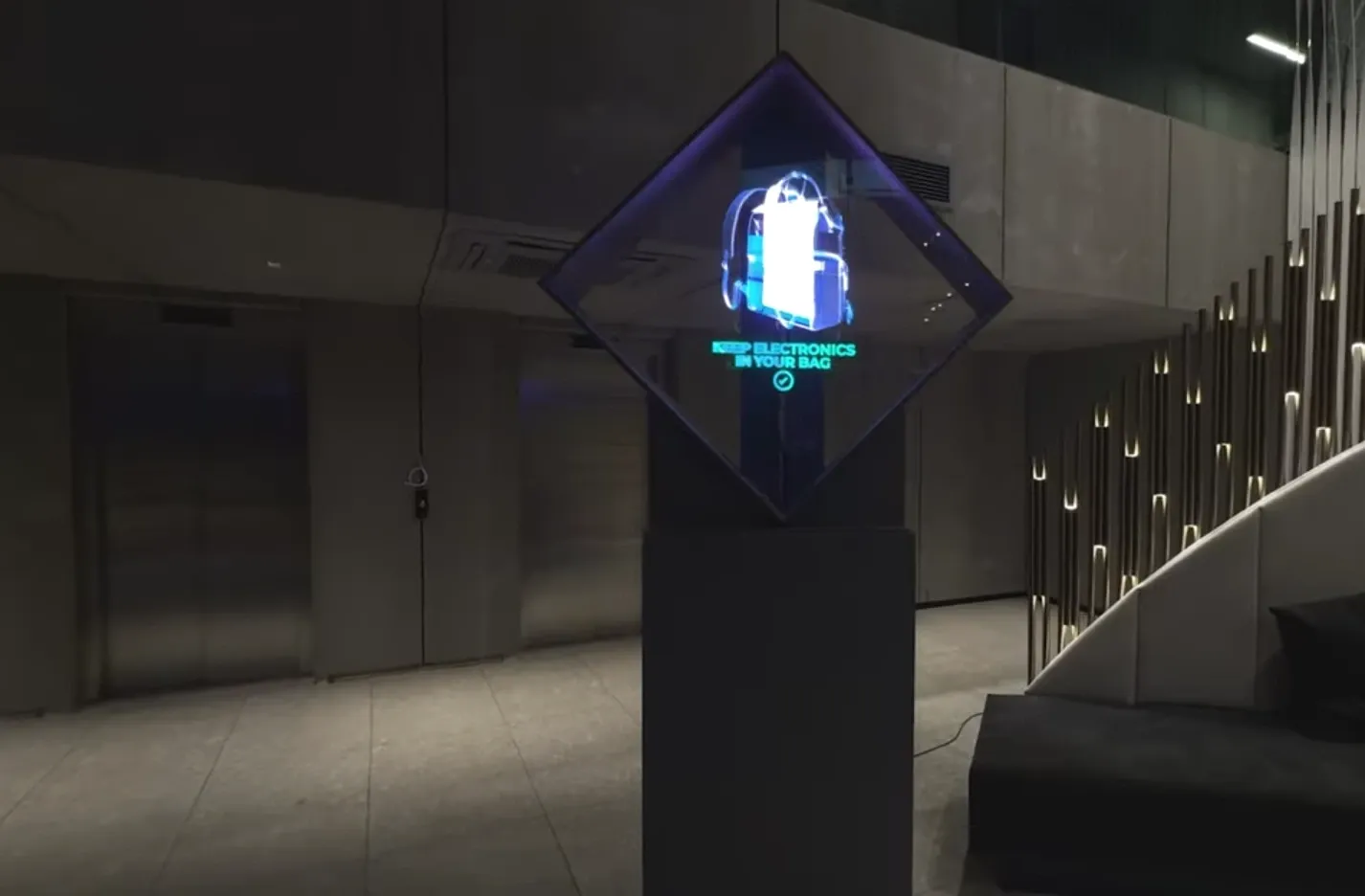 Tensator Holographic Shard Stand